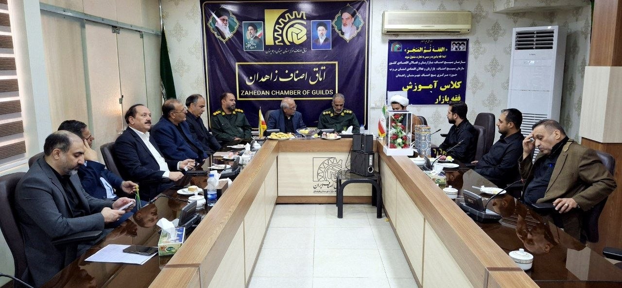 اصناف در خط مقدم جبهه اقتصادی کشور قرار دارند اصناف در خط مقدم جبهه اقتصادی کشور قرار دارند