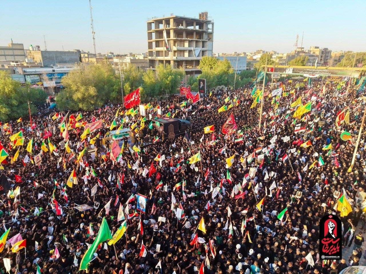بدرقه باشکوه رهبر انقلاب بر دستان عزاداران عراقی بدرقه باشکوه رهبر انقلاب بر دستان عزاداران عراقی